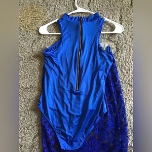 Beautiful 2 piece ensemble.